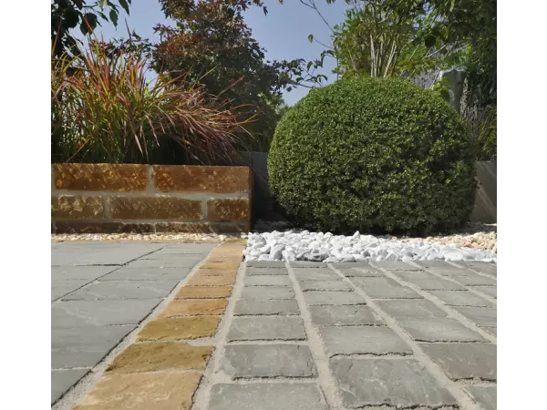 Prawidłowy montaż płyt z piaskowca na białej zaprawie trasowej detale techniczne.