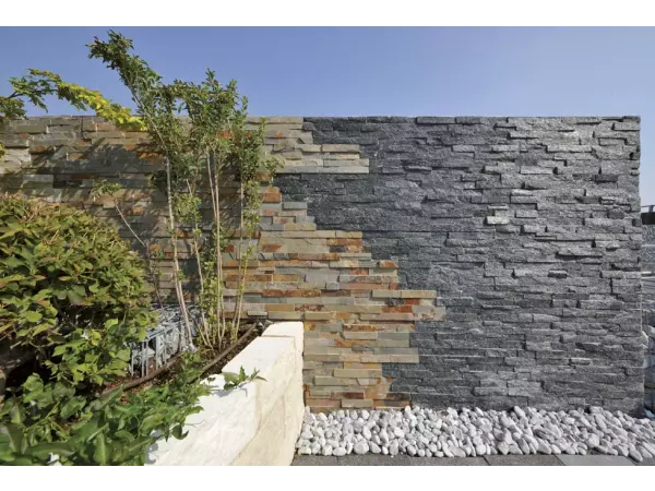 Otoczaki Ice Blue frakcji 30-60 mm jako drenaż przy płytach granitowych