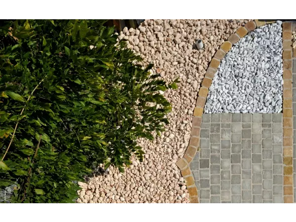 Dekoracyjna bordiura na tarasie z piaskowca