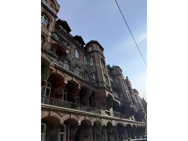 Ceglany detal neogotycki na elewacji kamienicy Margarety Grüder – zbliżenie na klinkier i obronny sznyt