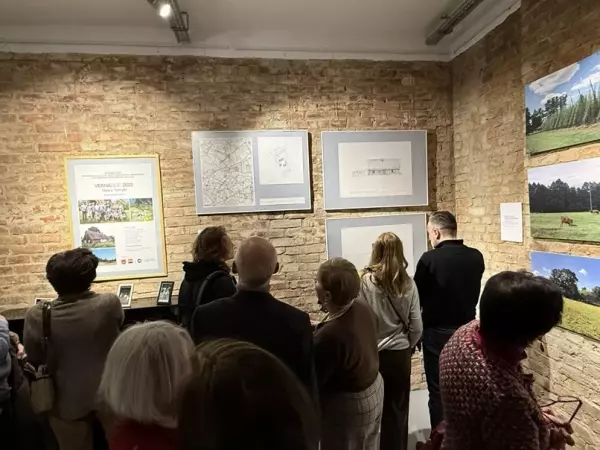 Goście wernisażu oglądający prace warsztatów VERNADOC w Galerii VA.