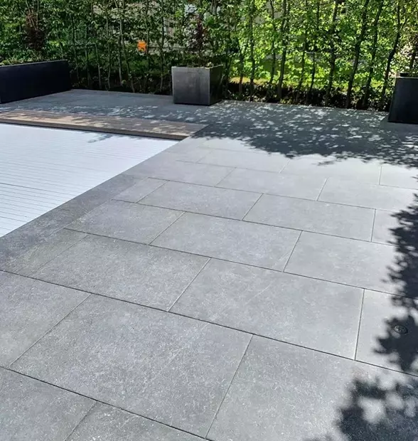 czarna tarasowa płytka Bluestone Noir