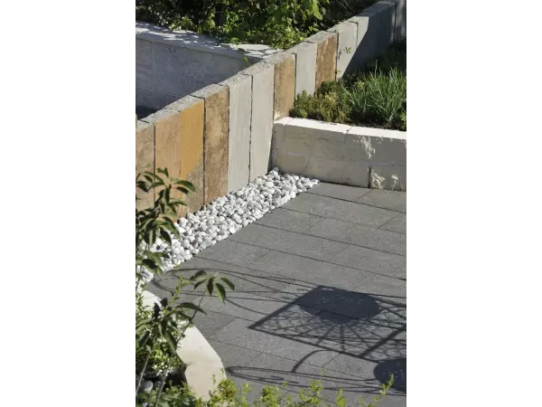 Spiekany kamień granitowy ciemnoszary na tarasie klasy premium