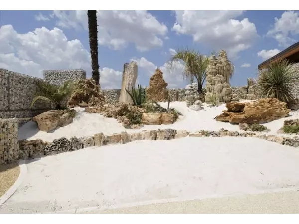 Naturalna piaskownica w stylu Deseret jako interaktywny element ogrodu, gdzie dzieci bawią się