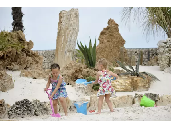 Prywatna plaża w ogrodzie wykonana z piasku płukanego frakcjonowanego rozwiązanie maintenance-free