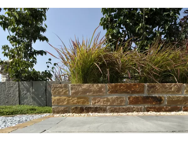 Duże donice ogrodowe z bloków piaskowca Golden Leaf