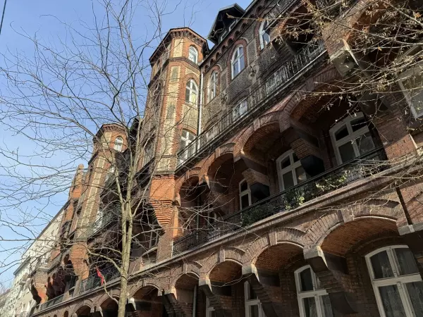 Widok z tarasu kamienicy przy Strusia 3 w stronę Parku Wilsona na poznańskim Łazarzu