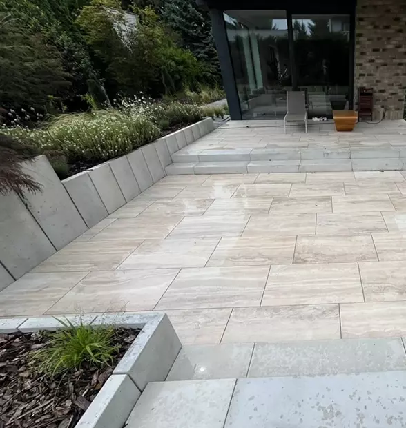 Jak odprowadzana jest woda spod płyty tarasowej