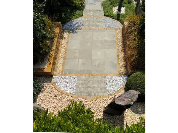 Nowoczesny taras z piaskowca Autumn Grey z miodowym obrzeżem z kostki Golden Leaf