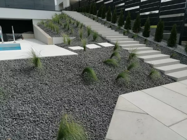 taras i basen z białych płyt