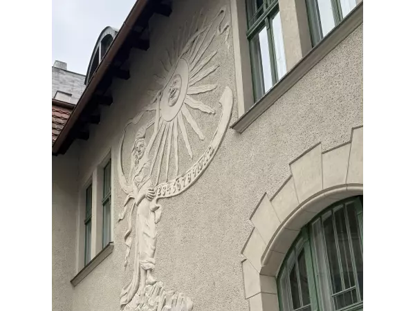 Detal secesyjnego zegara słonecznego na Łazarzu