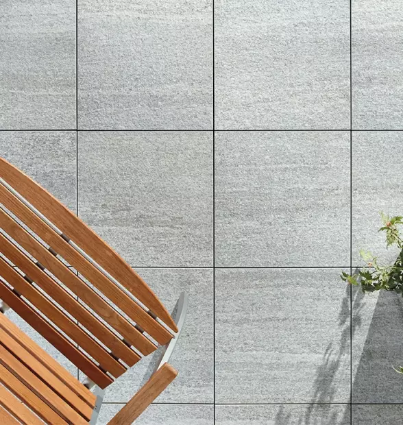 jasno szara płytka naśladująca kamień naturalny