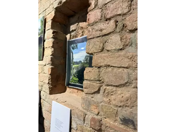 Uczestnicy spotkania w Galerii VA oglądający makiety i rysunki inżynierii olęderskiej.