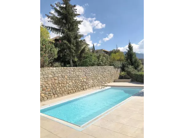 Płytki Colosseo Barge w beżu na tarasie nad basenem