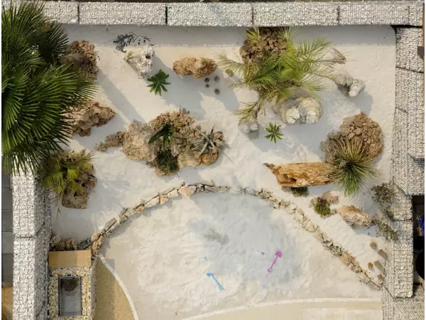 Projekt ogrodu pustynnego Deseret z białym piaskiem płukanym i monolitami Pipeline, widok z góry