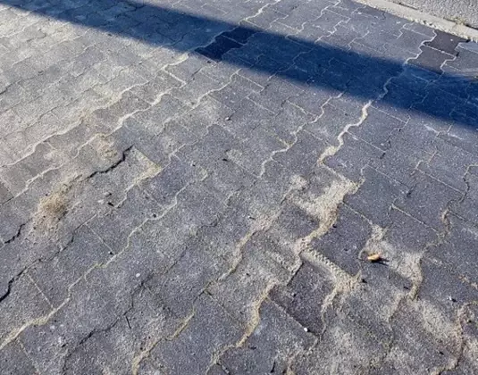 koleiny na kostce brukowej