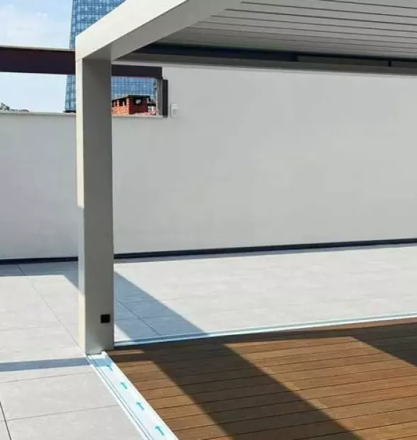 Szaro-niebieska płytka balkonowa