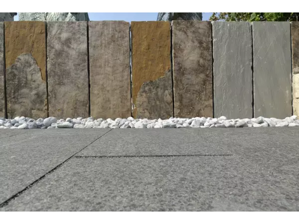 Detal struktury granitu szczotkowanego soft-touch na nawierzchni zewnętrznej