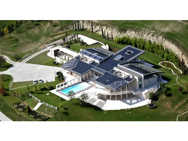 dom z tarsem i basenem inspiracje