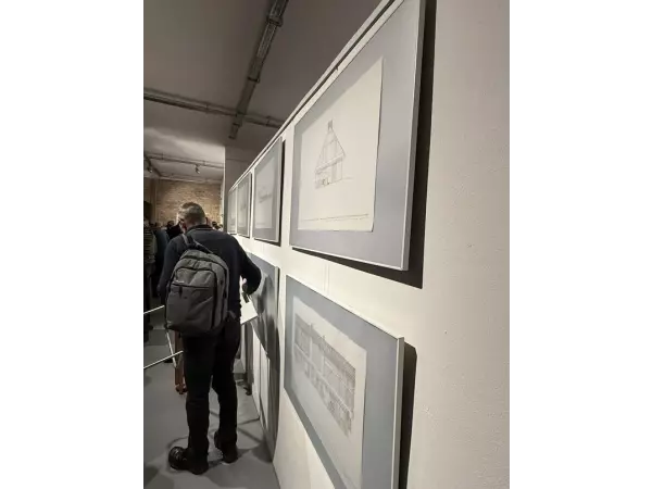 Studenci UAP analizujący dokumentację tradycyjnej architektury wielkopolskiej wsi