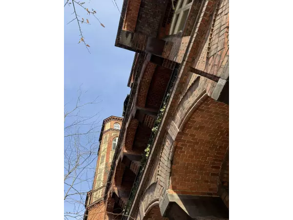 Głębokie loggie i tarasy w kamienicy przy Strusia 3 – detale architektury obronnej projektu Paula Pitta