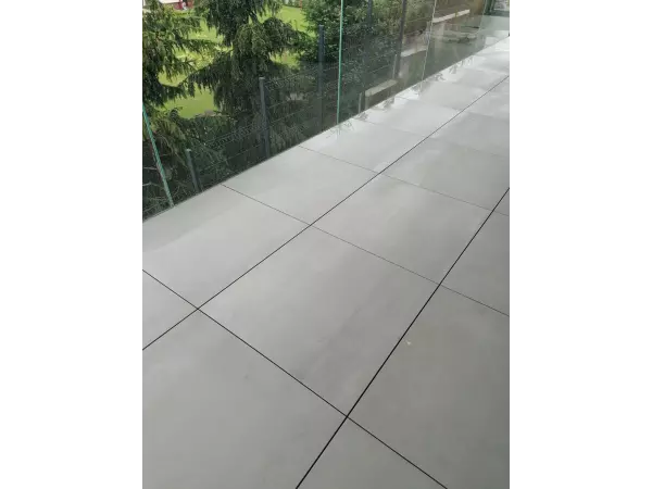 jak wykończyć taras przy balustradzie