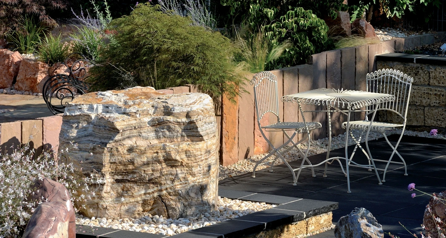 Nowoczesny czarny taras z płyt wapiennych Nero Absoluto