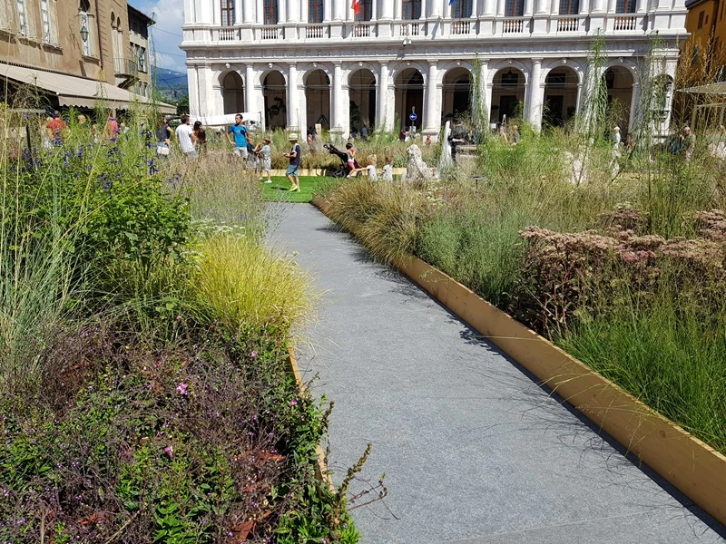 Plac miejski z płytami gresowymi