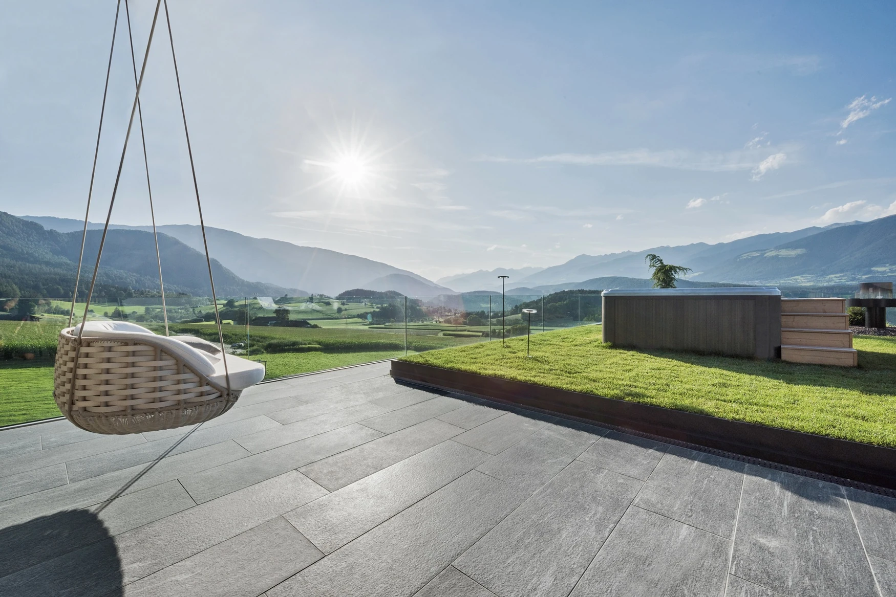 czy płytki odbijają światło