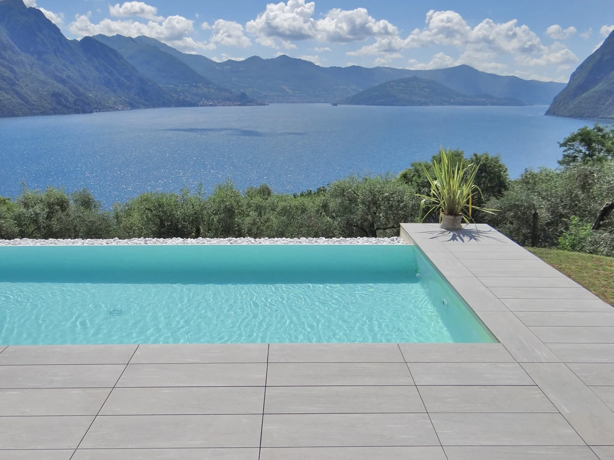 Obrzerz basenu z gresu