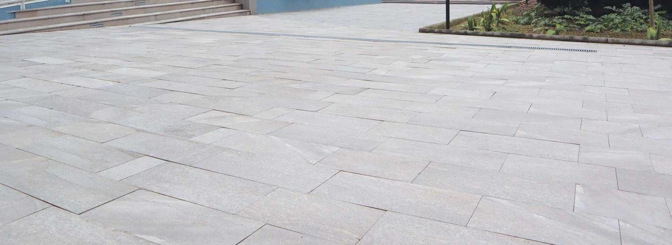 Mróz wysadził płytki po zimie na tarasie