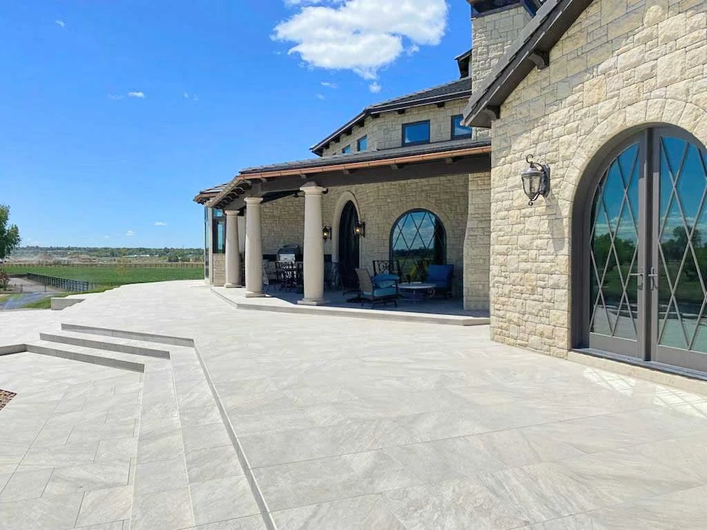 SRI płytek tarasowych – dlaczego taras pozostaje chłodny