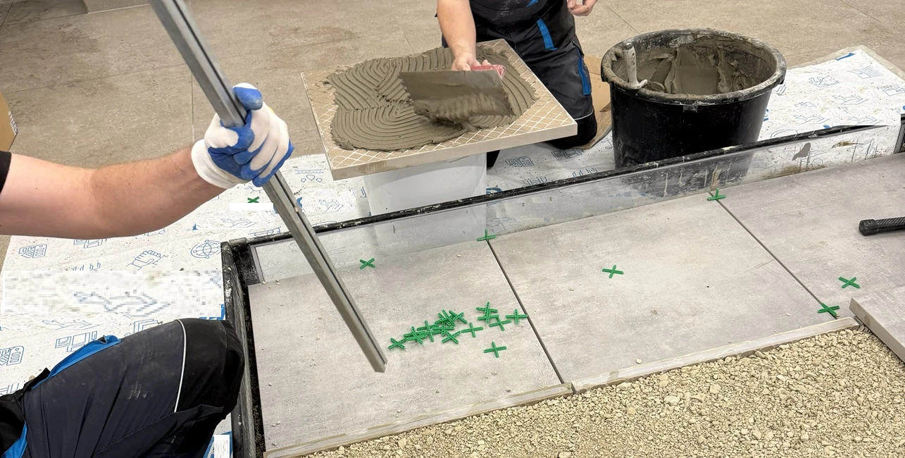 Montaż ceramiki na betonie drenarskim